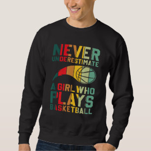 Underskatta aldrig en flicka som spelar basket lång ärmad tröja