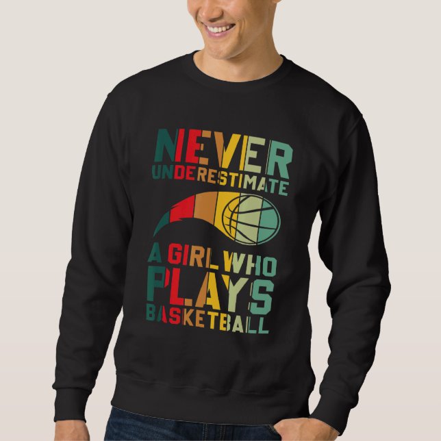 Underskatta aldrig en flicka som spelar basket lång ärmad tröja (Framsida)