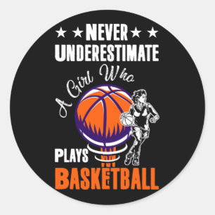 Underskatta aldrig en flicka som spelar basket Sp. Runt Klistermärke