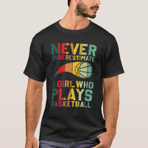 Underskatta aldrig en flicka som spelar basket t shirt