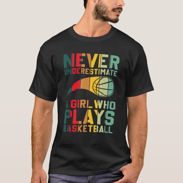 Underskatta aldrig en flicka som spelar basket t shirt (Framsida)