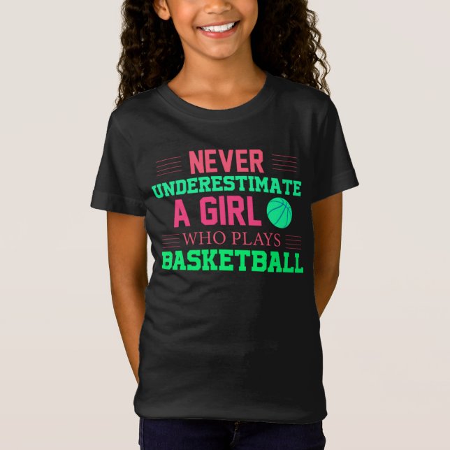 Underskatta aldrig en flicka som spelar basket t shirt (Framsida)
