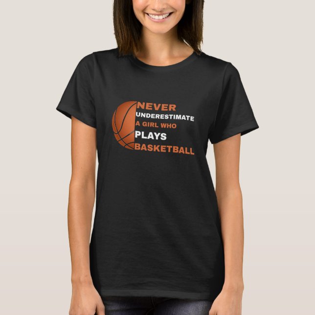 Underskatta aldrig en flicka som spelar basketbal t shirt (Framsida)
