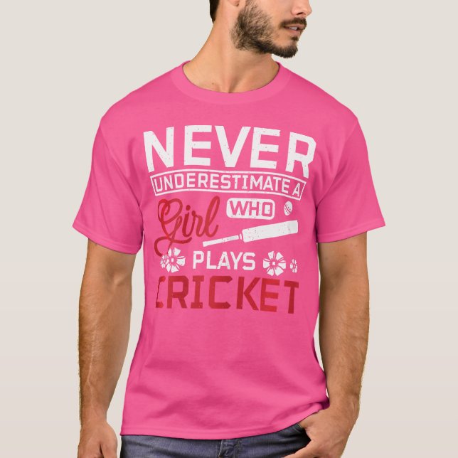 Underskatta aldrig en flicka som spelar Cricket T Shirt (Framsida)