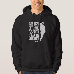 Underskatta aldrig en flicka som spelar en hockey  hoodie