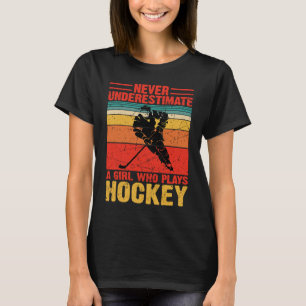 Underskatta aldrig en flicka som spelar en hockey t shirt