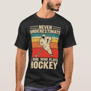 Underskatta aldrig en flicka som spelar en hockey t shirt