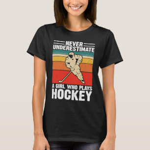 Underskatta aldrig en flicka som spelar en hockey t shirt
