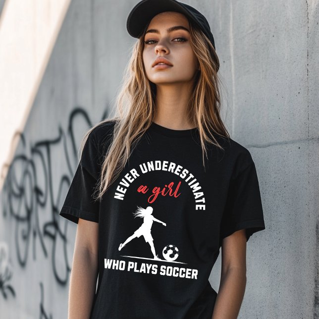 Underskatta aldrig en flicka som spelar fotboll t shirt (Skapare uppladdad)