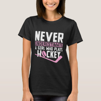 Underskatta aldrig en flicka som spelar hockey t shirt