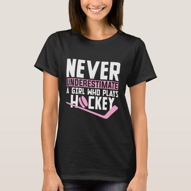 Underskatta aldrig en flicka som spelar hockey t shirt (Framsida)