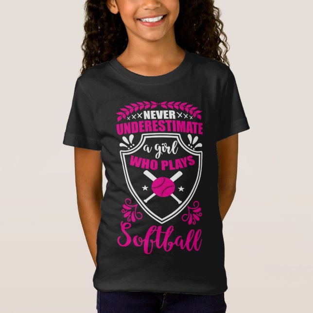 Underskatta aldrig en flicka som spelar Rosa i mju T Shirt (Framsida)