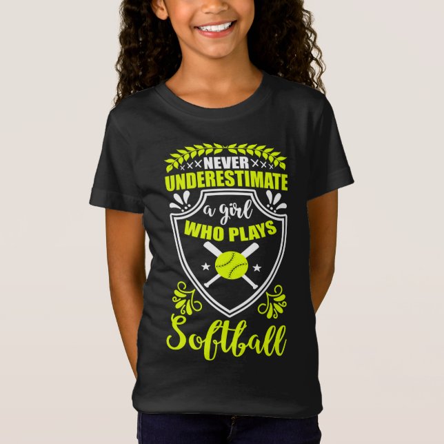 Underskatta aldrig en flicka som spelar Softball N T Shirt (Framsida)