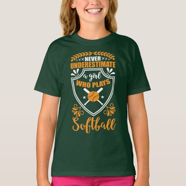 Underskatta aldrig en flicka som spelar softball t shirt (Framsida)