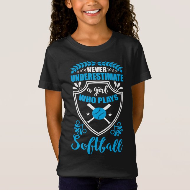 Underskatta aldrig en flicka som spelar Softball T Shirt (Framsida)