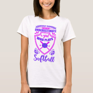 Underskatta aldrig en flicka som spelar Softball T T Shirt