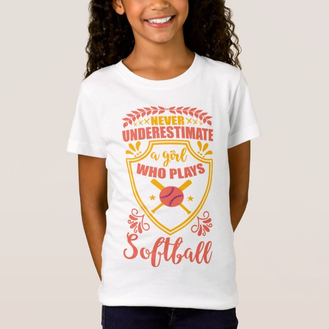 Underskatta aldrig en flicka som spelar Softball T T Shirt (Framsida)