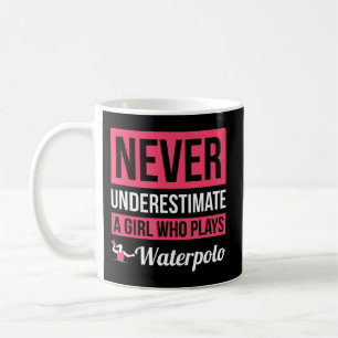 Underskatta aldrig en flicka som spelar Waterpolo  Kaffemugg