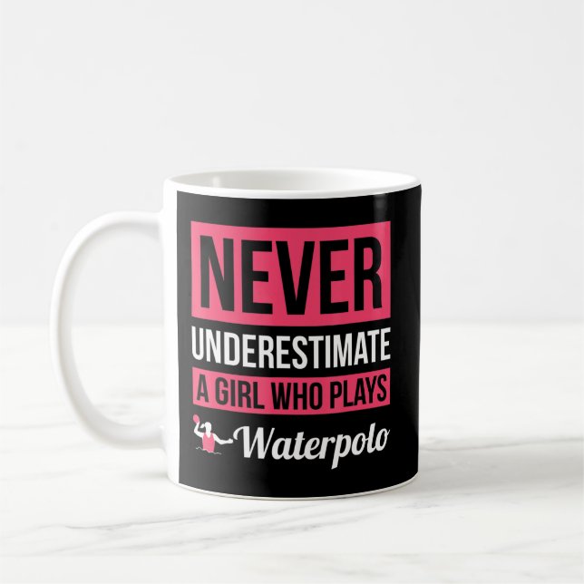 Underskatta aldrig en flicka som spelar Waterpolo  Kaffemugg (Vänster)