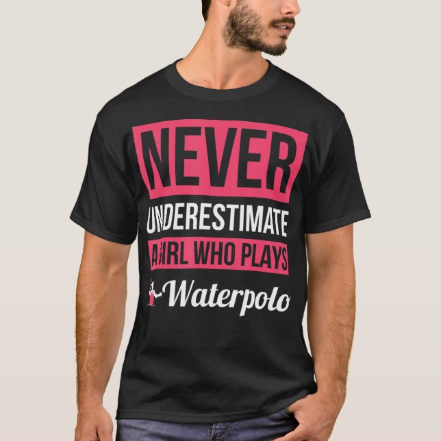 Underskatta aldrig en flicka som spelar Waterpolo  T Shirt (Framsida)
