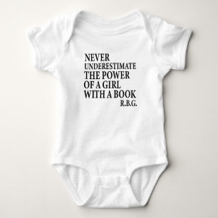 Underskatta aldrig en flickas makt t shirt