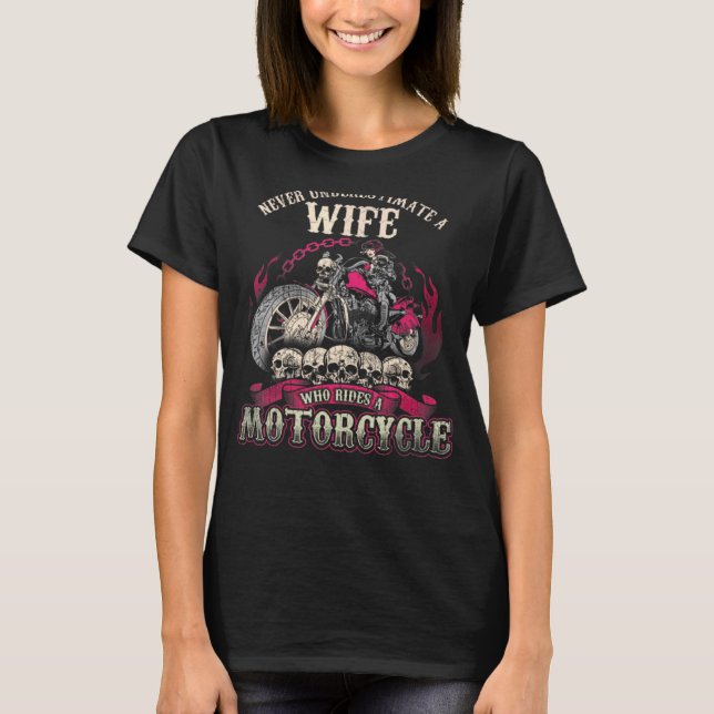 Underskatta aldrig en fru som kör en motorcykel t shirt (Framsida)