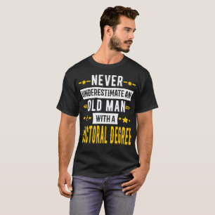 Underskatta aldrig en gamal man med ett doktors- t shirt