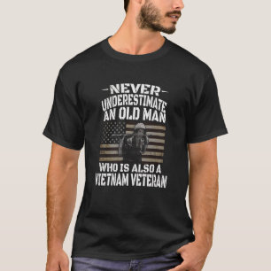 Underskatta aldrig en gamal manVietnam veteran T S Shirt