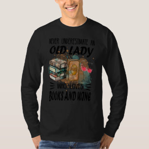 Underskatta aldrig en gammal Dam som Kärlek Bokar T Shirt