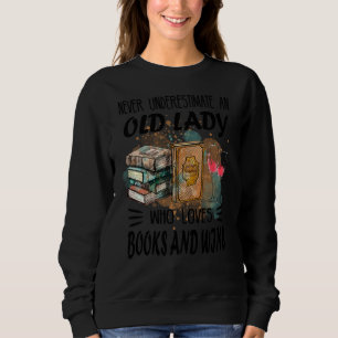 Underskatta aldrig en gammal Dam som Kärlek Bokar T Shirt