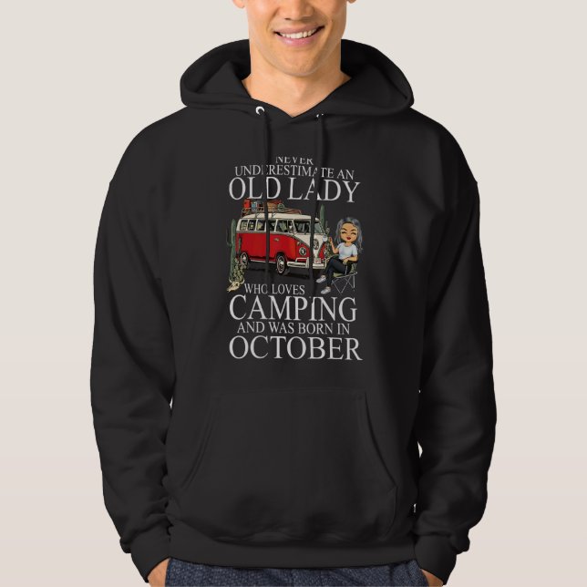 Underskatta aldrig en gammal Dam som Kärlek Campin Hoodie (Framsida)