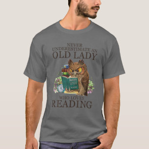 Underskatta aldrig en gammal Dam som läser Kärle T Shirt