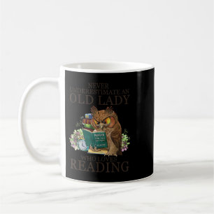 Underskatta aldrig en gammal Dam som läser Kärlek Kaffemugg