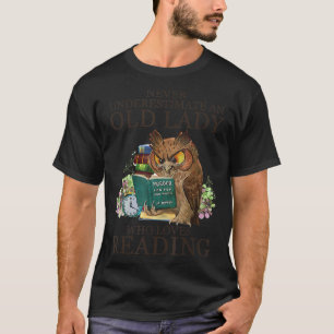 Underskatta aldrig en gammal Dam som läser Kärlek T Shirt