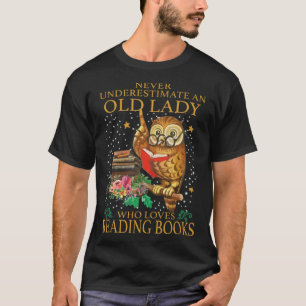 Underskatta aldrig en gammal Dam som läser Kärlek T Shirt
