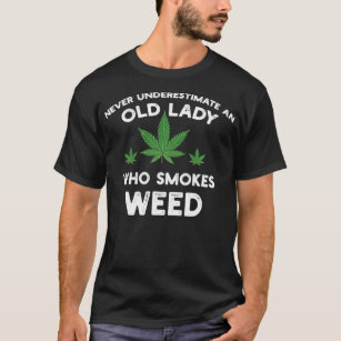 Underskatta aldrig en gammal Dam som röker Ogräs T Shirt