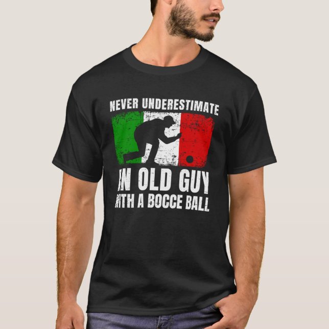 Underskatta aldrig en gammal kille med en Bocce Bo T Shirt (Framsida)