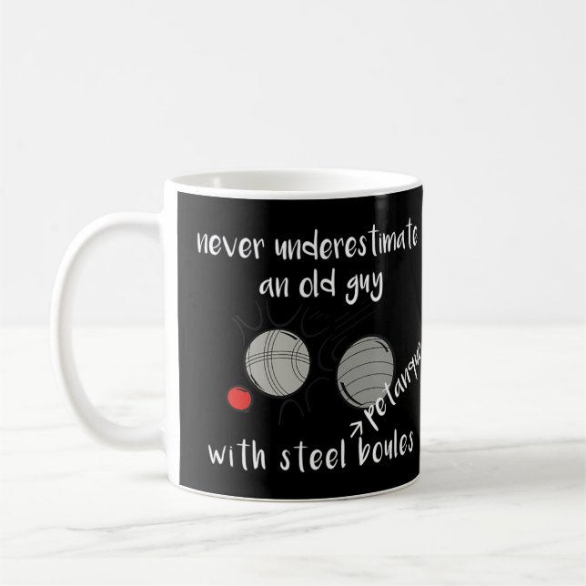 Underskatta aldrig en gammal kille med Petanque Bo Kaffemugg (Vänster)