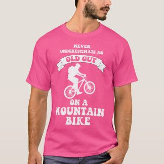 Underskatta aldrig en gammal kille på en bergsbike t shirt