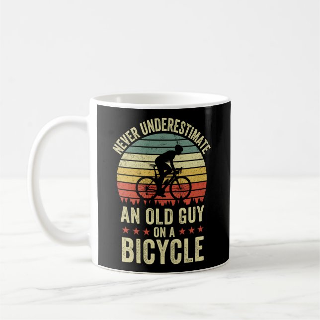 Underskatta aldrig en gammal kille på en cykel kaffemugg (Vänster)