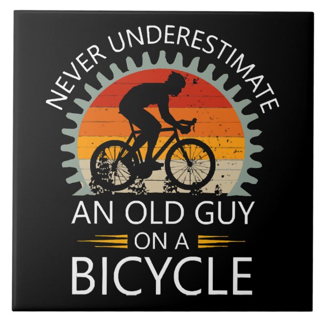 Underskatta aldrig en gammal kille på en cykel kakelplatta (Framsidan)