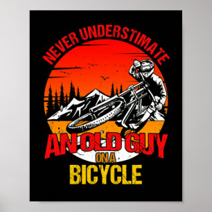 Underskatta aldrig en gammal kille på en cykel poster