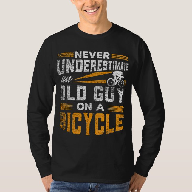 Underskatta aldrig en gammal kille på en cykel t shirt (Framsida)