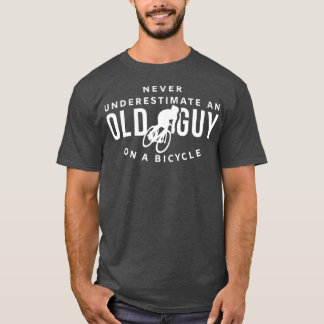 Underskatta aldrig en gammal kille på en cykel t shirt