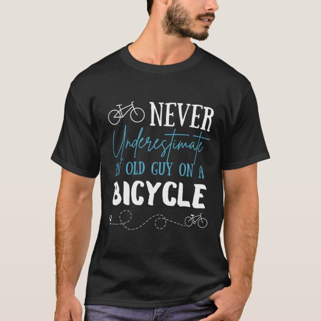 Underskatta aldrig en gammal kille på en cykel t shirt (Framsida)