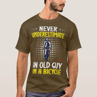 Underskatta aldrig en gammal kille på en cykel t shirt