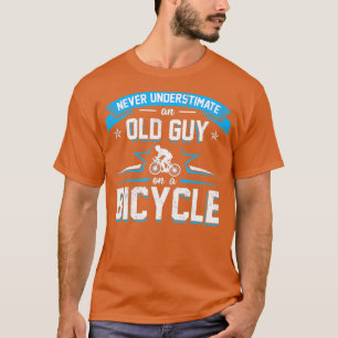Underskatta aldrig en gammal kille på en cykel t shirt