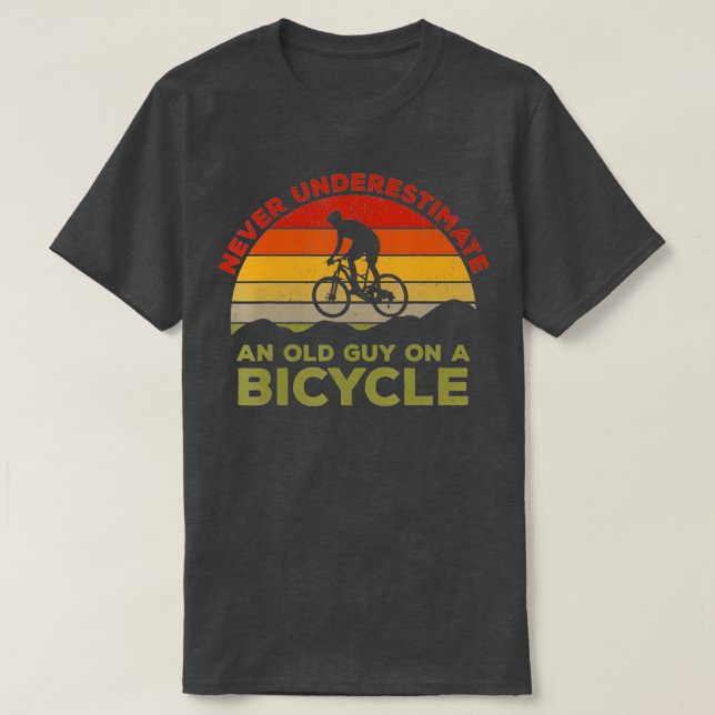 Underskatta aldrig en gammal kille på en cykel t shirt (Design framsida)