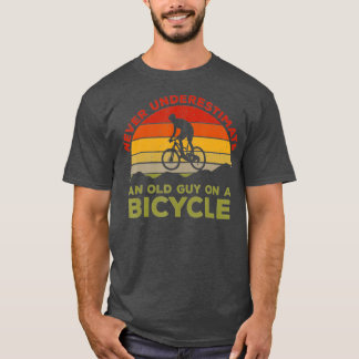 Underskatta aldrig en gammal kille på en cykel t shirt