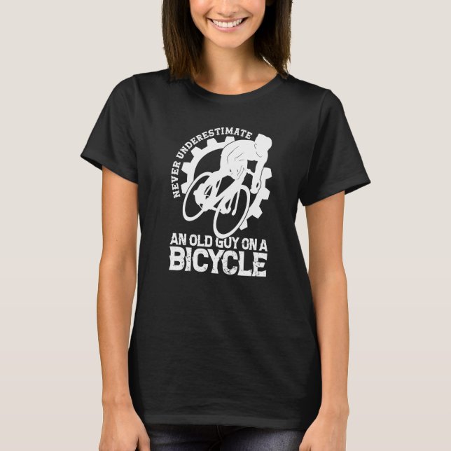 Underskatta aldrig en gammal kille på en cykel t shirt (Framsida)